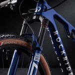Bicicleta de montaña RACE 940 S LTD con suspensión total y cuadro de carbono XC, color azul – Image 10